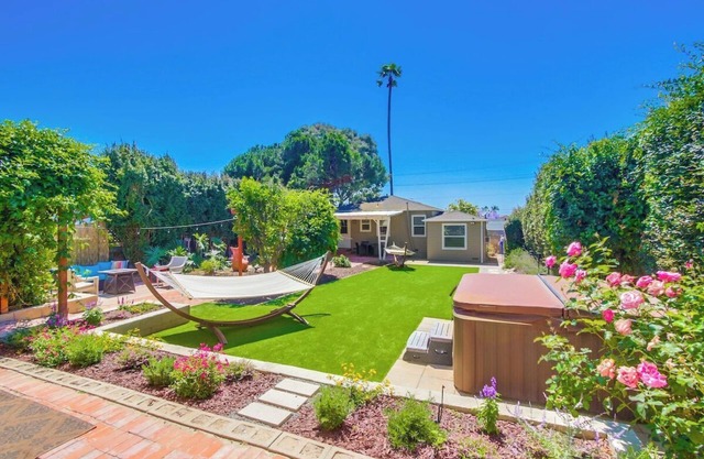 Fall fun @ Dolphin Bay Hideaway pet-friendly yard!