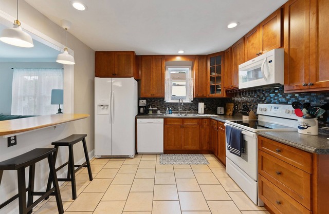 Fall Getaway! ~Sunsets ~Close to Bay~ No Pets