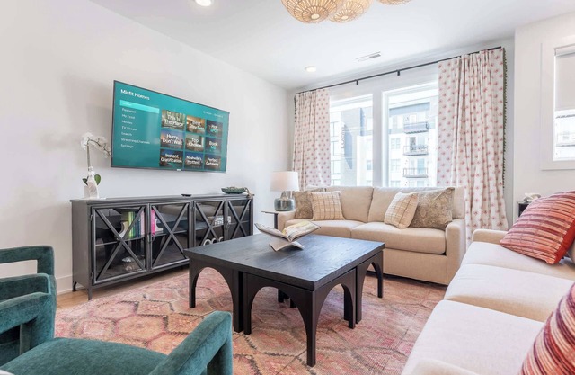 Fall hot tub, skyline deck, chef's kitchen near Broadway and Nissan Stadium