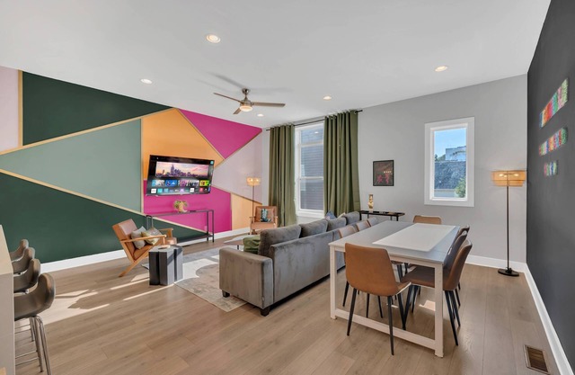 Fall rooftop deck, game room, skyline views near Broadway and Ryman