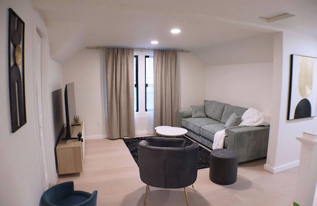 Fall Special: Robin's Roost 1BD Comfort and Charm