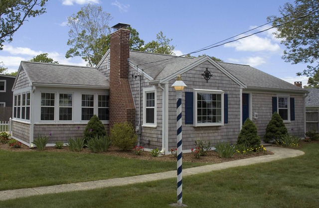 Falmouth Heights Cottage welcomes Disabled~EVs~Pets … Walk to Beach~Harbor~Town