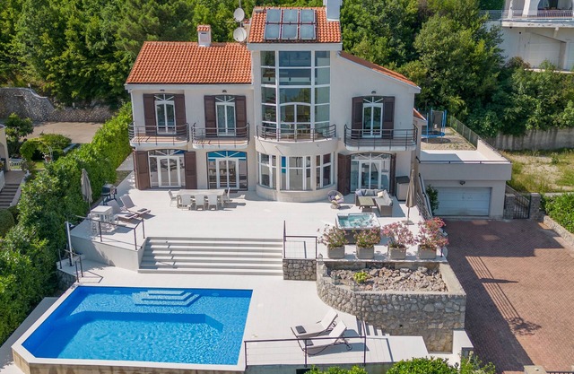 Familienfreundliche Villa mit Unglaublicher Aussicht auf die Kroatische Riviera