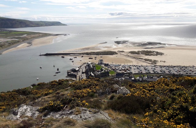 Family and pet friendly 1711 stone built cottage in town centre. Close to beach