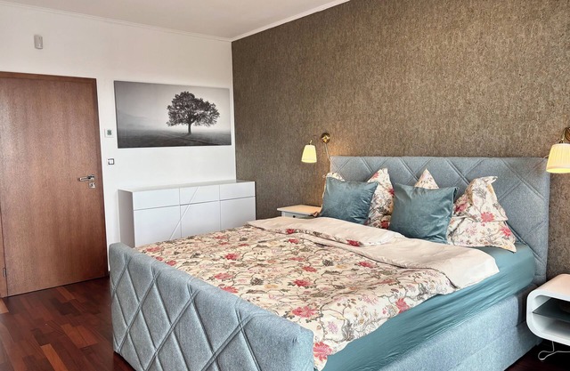 Family apartment with panoramic view of the old town Prague with free parking