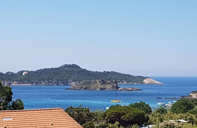 Family apartment for 4 people with swimming pool and parking 180 ° SEA VIEW