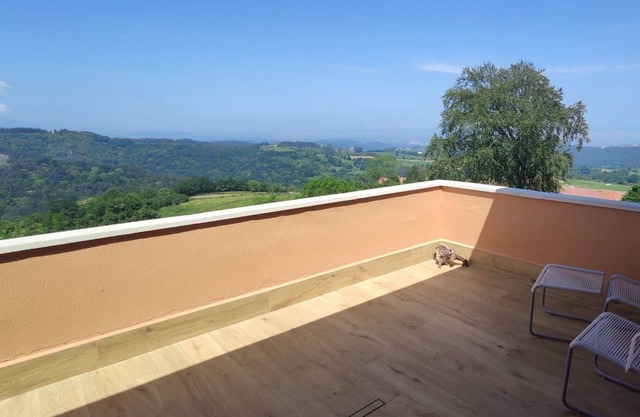 Family apartment with stunning views to sea and mountains