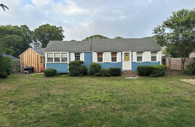 Family beach cottage with 4 min walk to Earle Beach at the end of the road