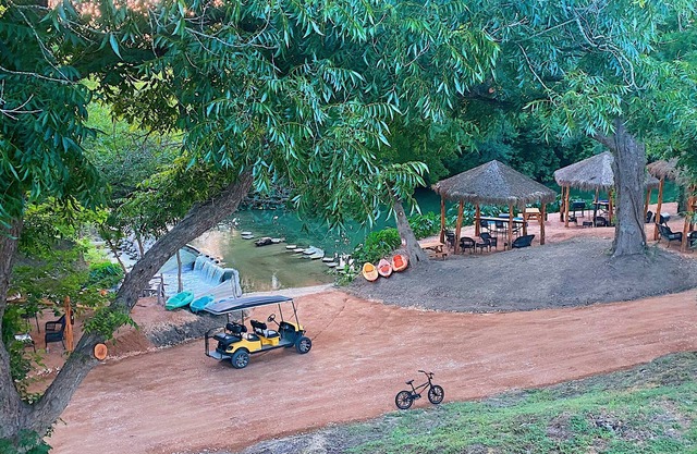 Family Cabin on creek with 2 queen beds, 2 twin beds, full kitchen & more! RC24