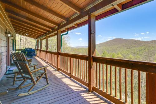 Family Cabin with Private Hot Tub and Views in Boone!