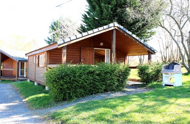 Family chalet in campsite with natural pool