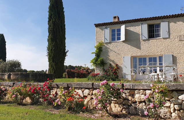 Family country house with swimming pool in the heart of nature. Pets welcome.