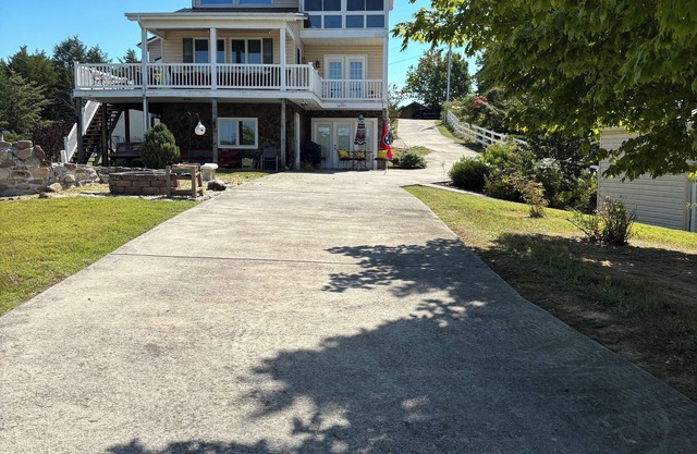 Family Fishing Cottage at Bebber’s Point – Private Cove, Dock & Room for 15