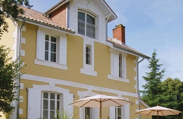 Family friendly19th C. village villa with 12m pool and superb views