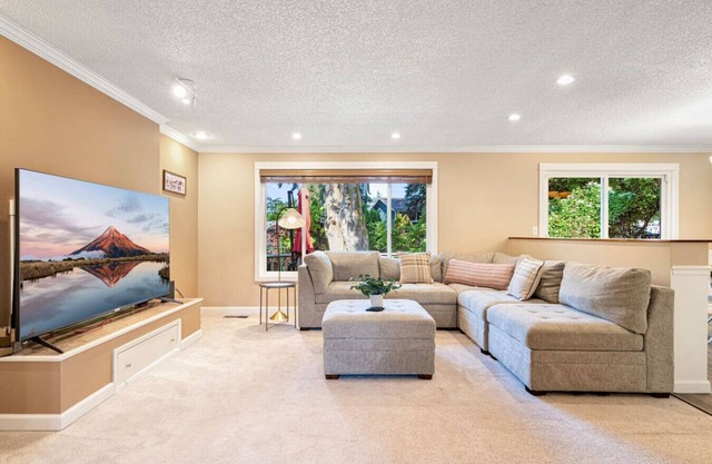 Family-Friendly 3BR Upper Unit @Mountlake Terrace