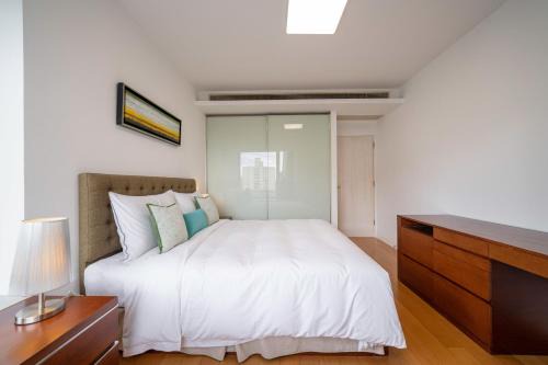 Family Friendly 2 Bedroom Apartment Xujiahui Center