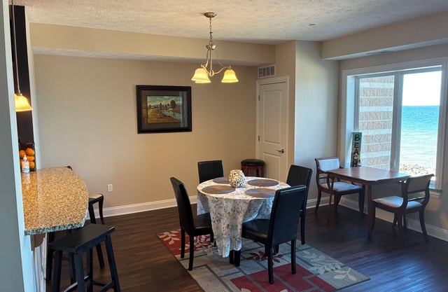 Family Friendly 2br/2ba Lakefront Condo 108 sleeps 6 indoor pool.Rent 3/4th free