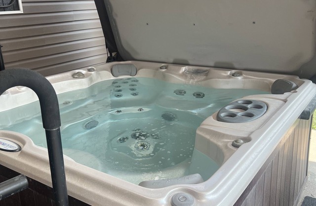 Family friendly 3 bdrm duplex with hot tub & putting green in backyard.