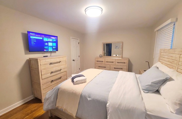 Family Friendly 4BR 2.5 BTH Home w/games, books,parking, Vball set , Uptwn 15min