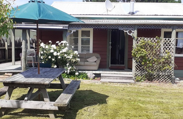 Family friendly and pet friendly. A kiwi bach holiday at Hōkio Beach.