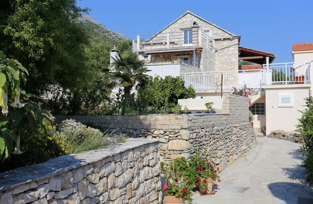 Family-friendly apartments with swimming pool Kuciste - Perna, Peljesac - 10143