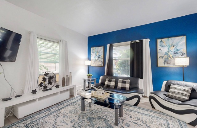 Family-friendly city stay with deck/patio, Wifi and dedicated workspace