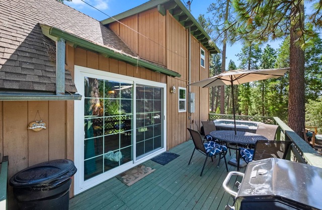 Family-Friendly Comfort at "A Frame Cottage" w/AC & SPA