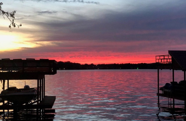 Family Friendly Gorgeous 5 Bdrm, Open Water, New Boathouse, Firepit, & Fenced