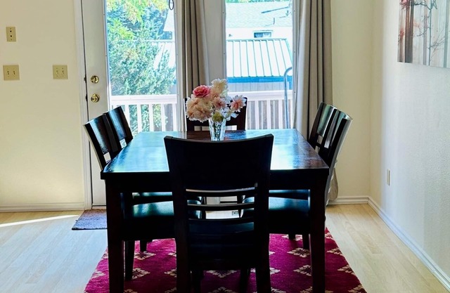 Family friendly home wihin minutes of UofI and WSU campuses.