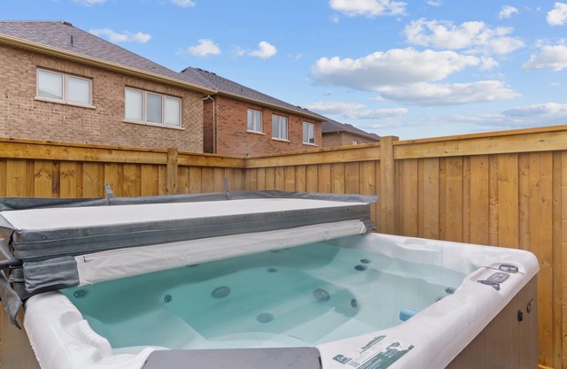 Family Friendly | HOT TUB | Near Toronto & UOIT