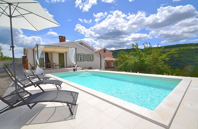 Family - friendly house with pool near Motovun