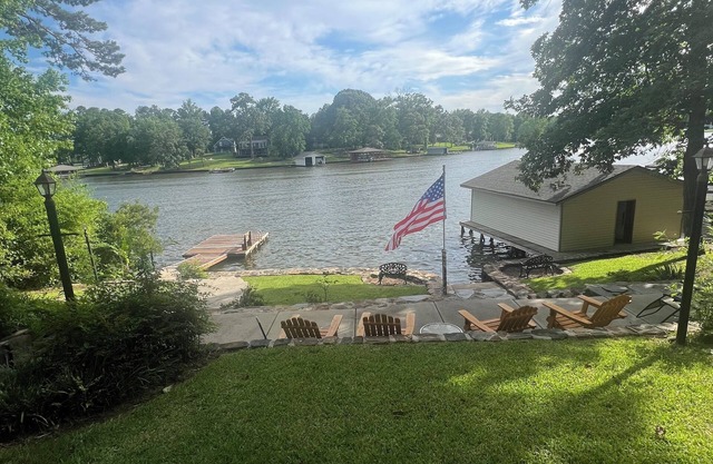 Family Friendly Lake Retreat on Deep Water