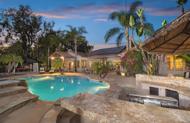 Family-Friendly Oasis: Luxurious with Expansive Pool and Ample Space!