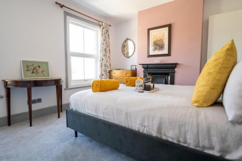 Family friendly, sleeps 5, 3 mins to beach