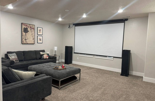 Family-Friendly Stylish 5BR w/Theater & Hot Tub in Meridian Idaho
