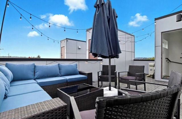 Family-friendly Townhouse with Rooftop & Workspace Near Zoo, Breweries