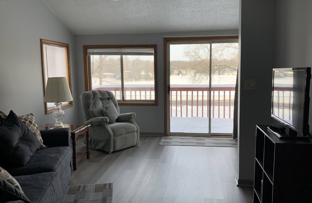 Family friendly updated cozy cottage overlooking Budd Lake. See special rates!