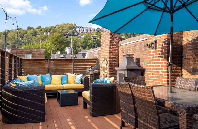 Family Fun Meets Funky Vibes! Vinyl, Rooftop & Walkable to Stadiums, Sleeps 8!