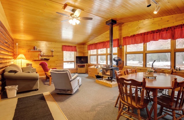 Family Gem Near the Chain of Lakes in Eagle River!
