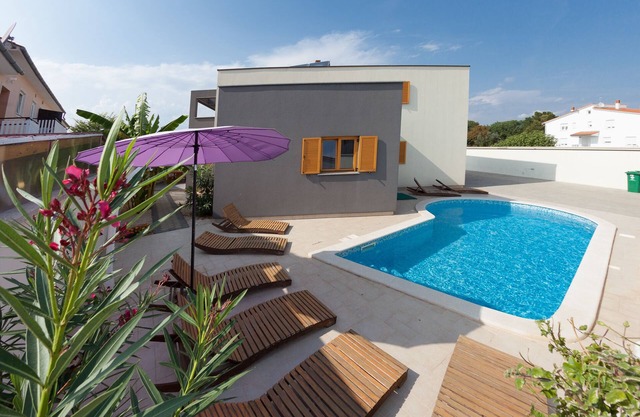 Family holiday villa with jacuzzi and pool, 10 min from the beach