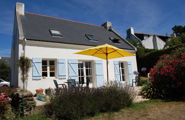 Family home in beautiful garden just a few minutes' walk from Palais
