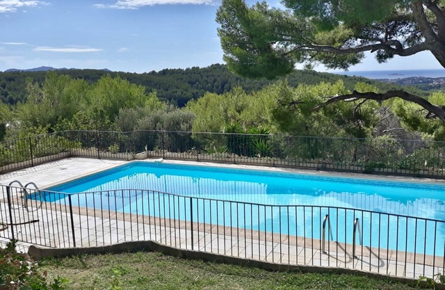 FAMILY HOME IN THE HEIGHTS OF SANARY, BREATHTAKING VIEW OF THE BAY