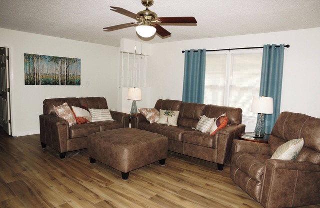 Family home w King-Qu-Twin(2+) rooms - convenience, clean comfort & amnenities.