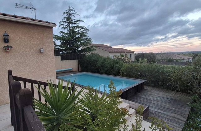 Family home with swimming pool and fenced area. Close to sea and mountains. Dogs allowed