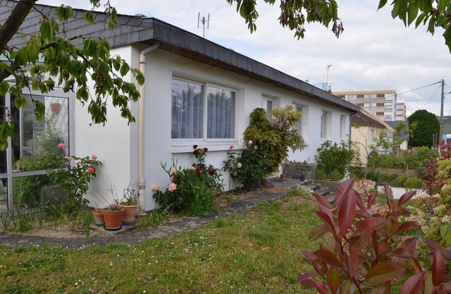Family house with garden near Rouen center