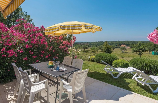 Family house in a peaceful location, with private pool and BBQ in garden