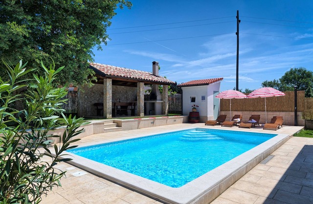 Family house with pool in a quiet environment for a relaxing holiday