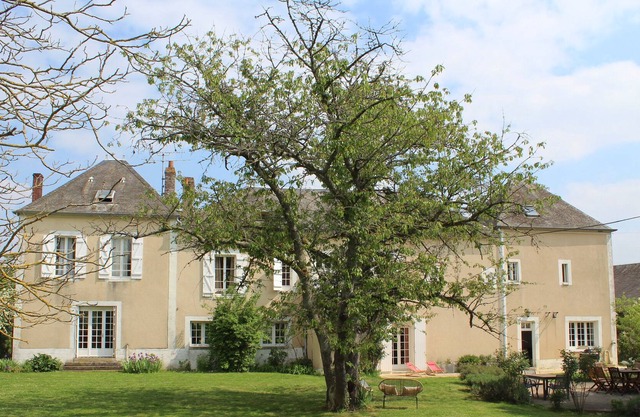 Family manor 1h30 from Paris, wooded garden, fireplace, pool table