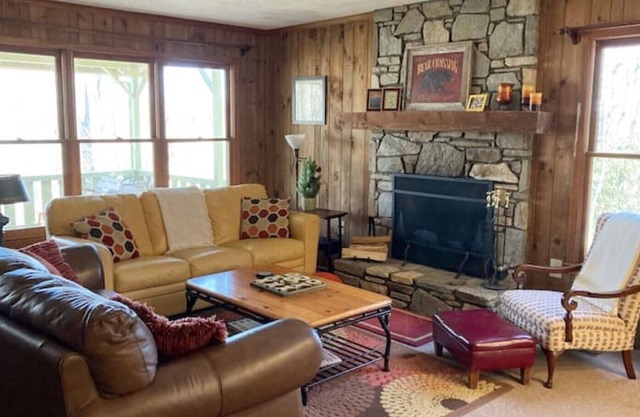 Family Mountain Retreat 13 miles from Asheville (Holly Cottage)