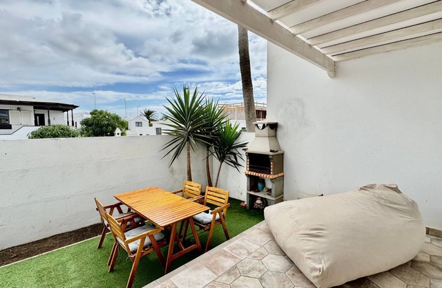 Family Palms Retreat: Terrace, BBQ & Beach Bliss! By Bayside Rentals